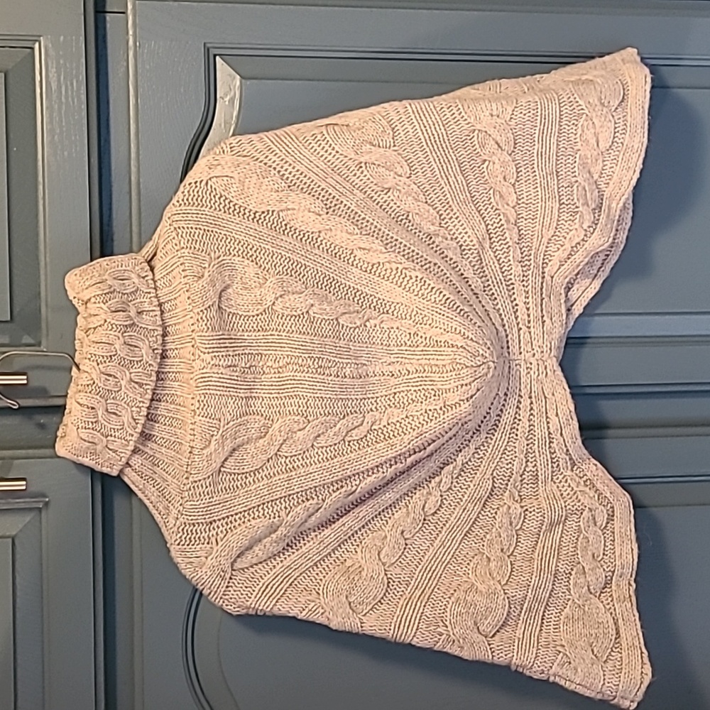Like new turtle neck cape/poncho. Made in Italy